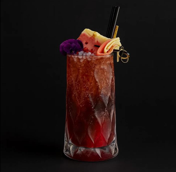 آب توت‌فرنگی، آبلیمو، سس تمشک، ژله قرمز، یخ، نعناع