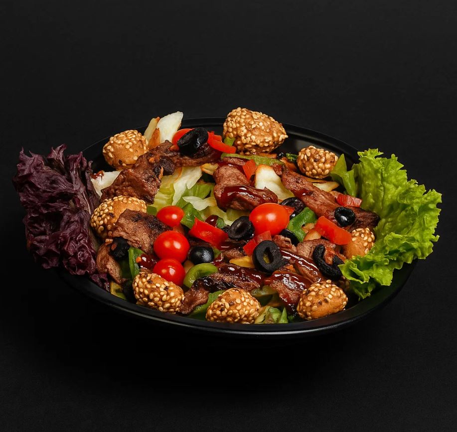 گوشت بیستک خردشده، کاهو، گوجه، خیار، پیاز، سس باربیکیو